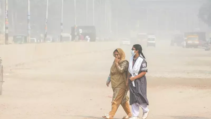 দূষিত শহরের শীর্ষে ঢাকা, এরপর লাহোর