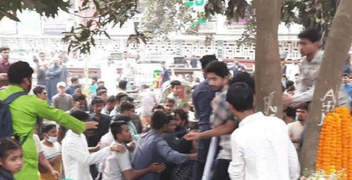 টিএসসিতে ছাত্রলীগ-ছাত্র অধিকার পরিষদের সংঘর্ষ