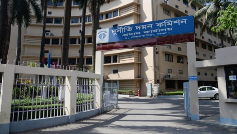 পদোন্নতিতে পিক অ্যান্ড চুজ কৌশলে দুদকে অস্বস্তি