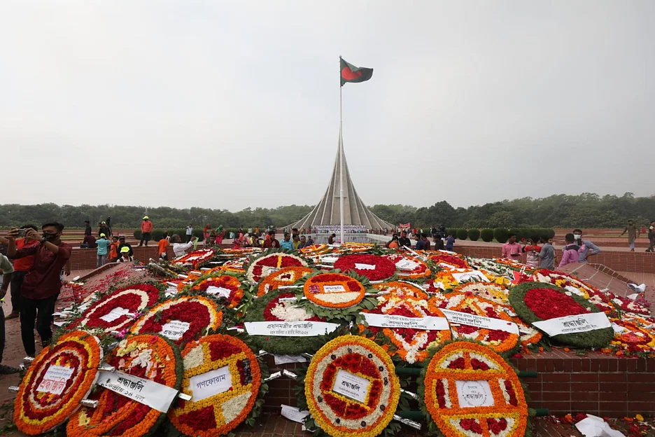 জাতীয় স্মৃতিসৌধে সর্বস্তরের মানুষের শ্রদ্ধা