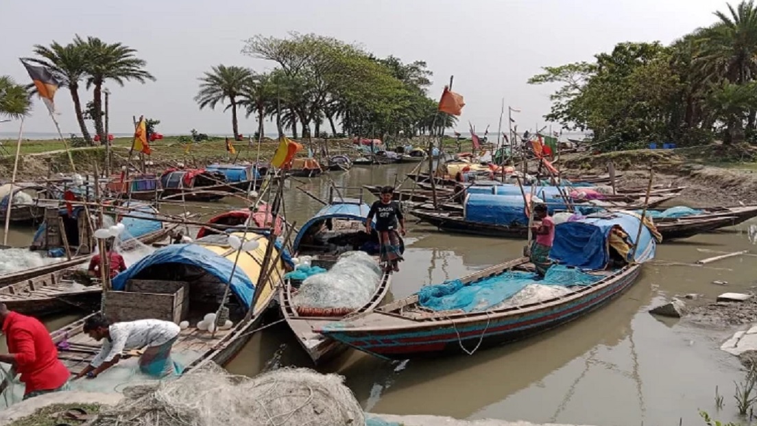 নিষেধাজ্ঞা শেষে মধ্য রাতে নদীতে নামবে জেলেরা